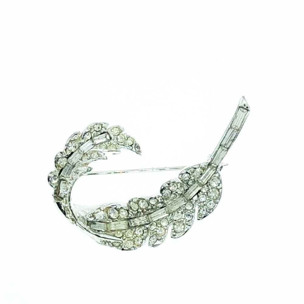 Rhinestone Curve Leaf Brooch Pin